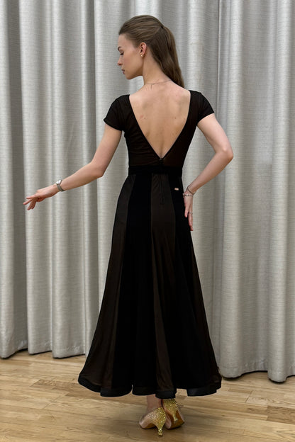 ネットラインのボールルームドレス