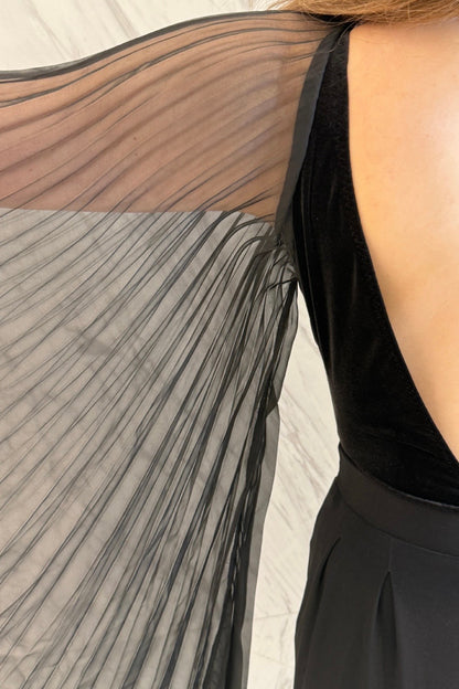 波状の翼が付いた黒いベルベットレオタード